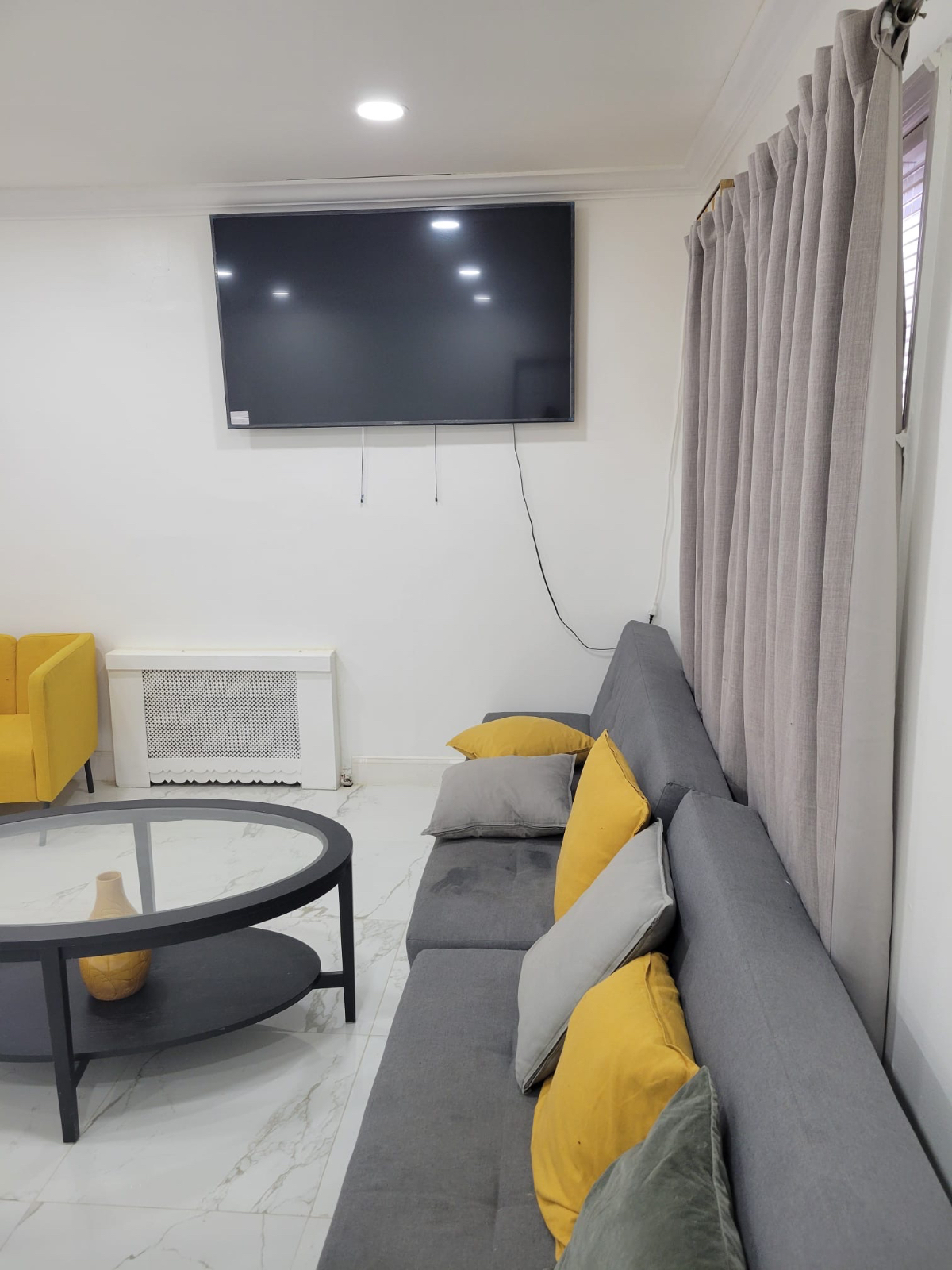 Cozy Three(3) Bedroom Apartment - Photo 2