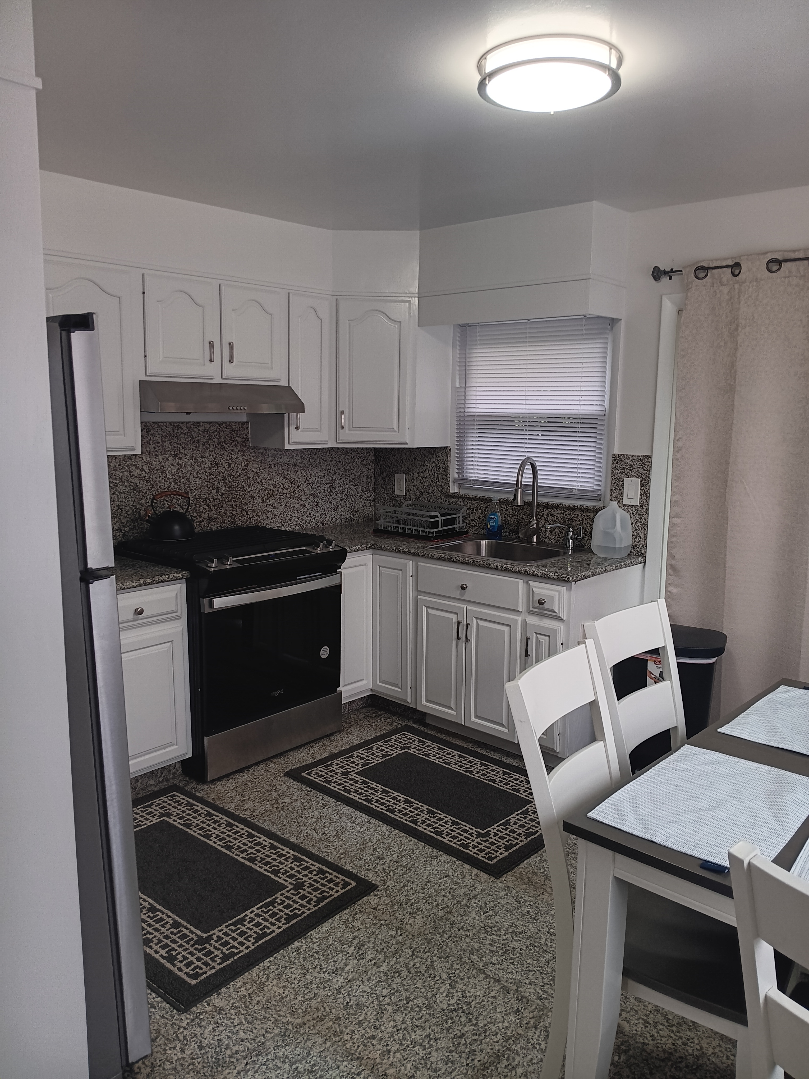 NEW 2 bedroom apartment UTILITIES INCLUDED - Photo 6