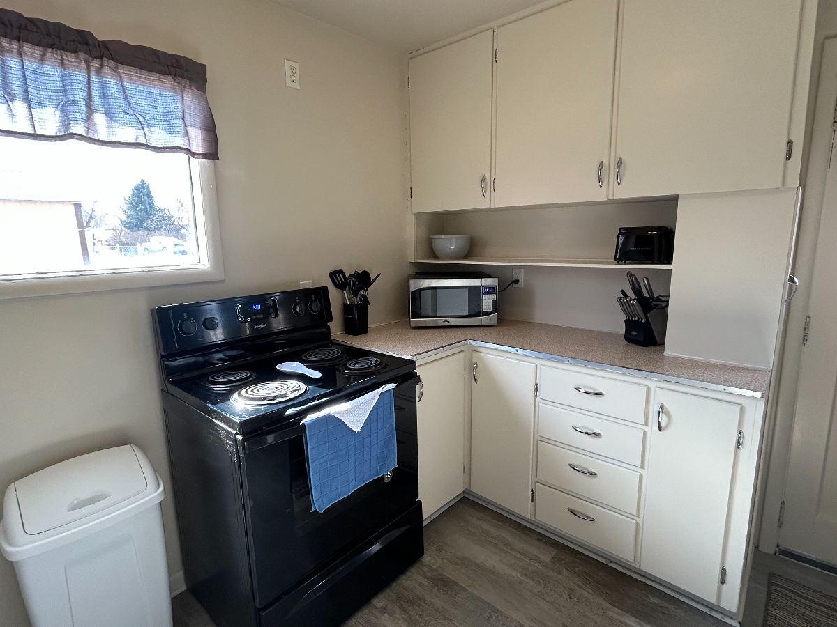 A Pleasant Home, with the hospital nearly in the backyard. - Photo 4