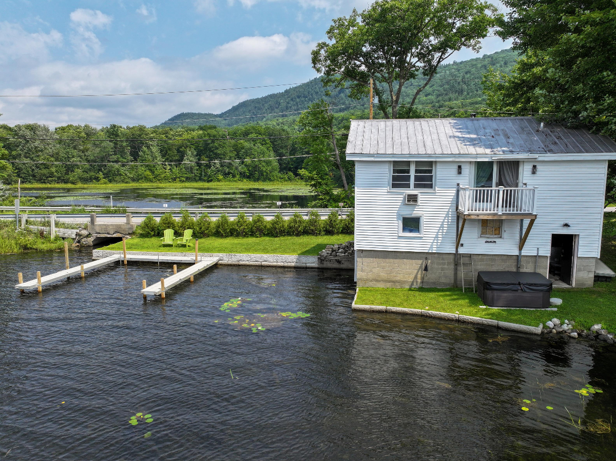 Lakefront Boathouse Cottage with Spectacular View - Photo 5