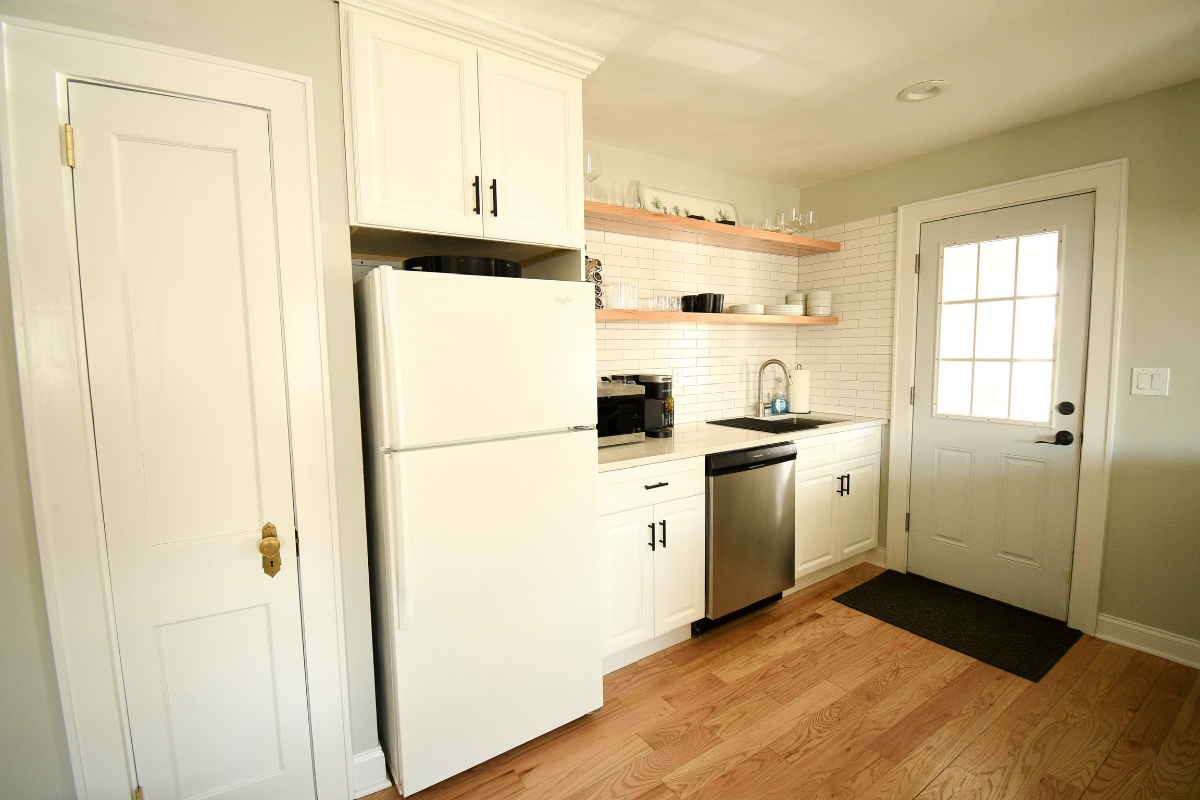 Stylish 1BR Apartment With Office, High-End Finishes, Laundry & Off-Street Parking - Photo 1