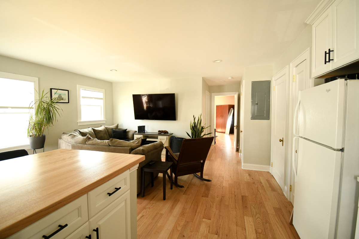 Stylish 1BR Apartment With Office, High-End Finishes, Laundry & Off-Street Parking - Photo 8