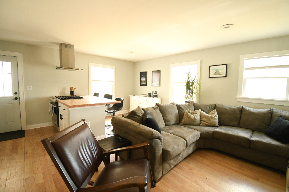Stylish 1BR Apartment With Office, High-End Finishes, Laundry & Off-Street Parking - Photo 11
