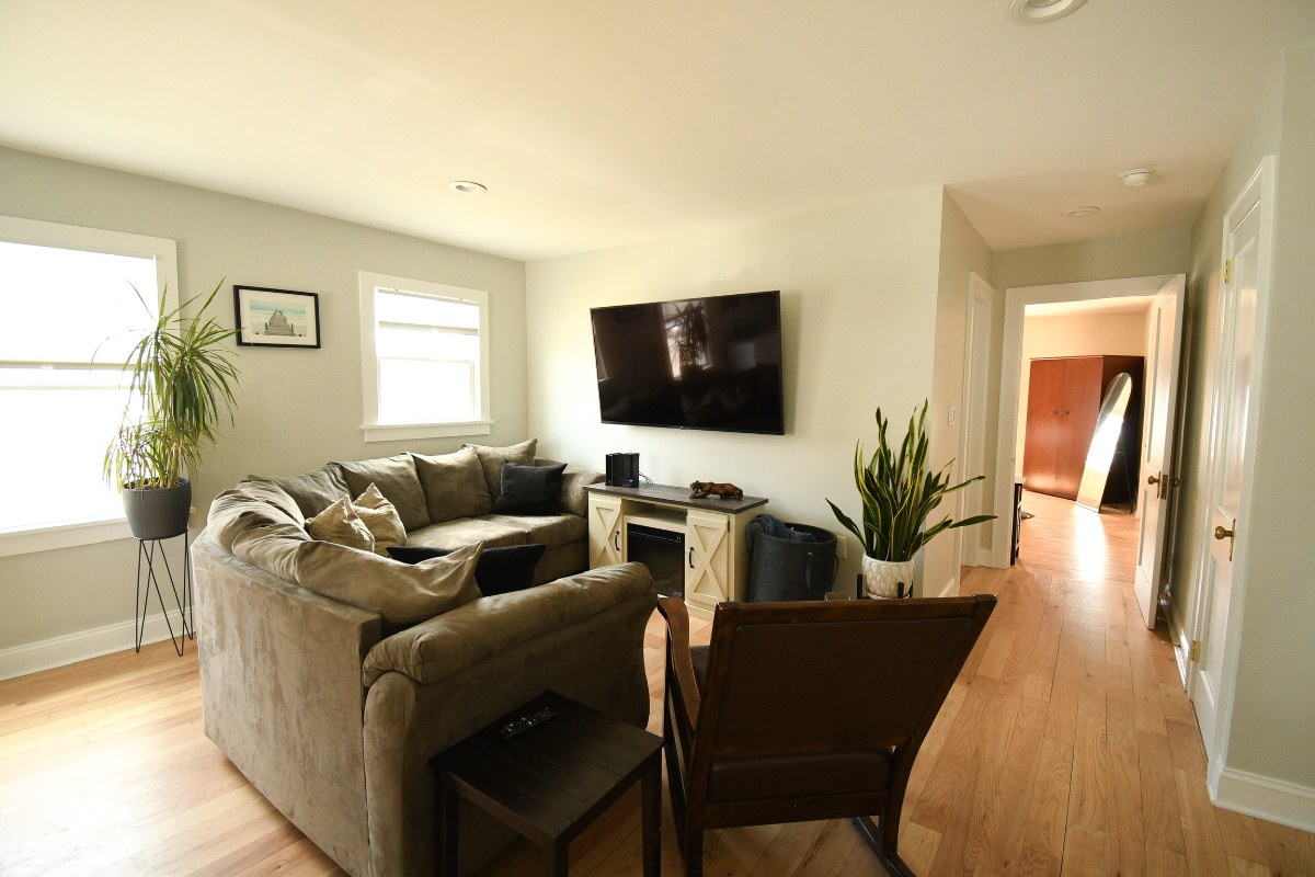 Stylish 1BR Apartment With Office, High-End Finishes, Laundry & Off-Street Parking - Photo 9