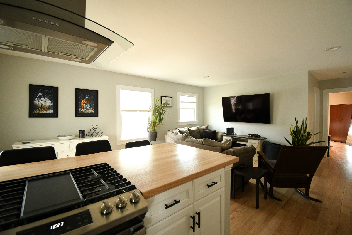 Stylish 1BR Apartment With Office, High-End Finishes, Laundry & Off-Street Parking - Photo 7