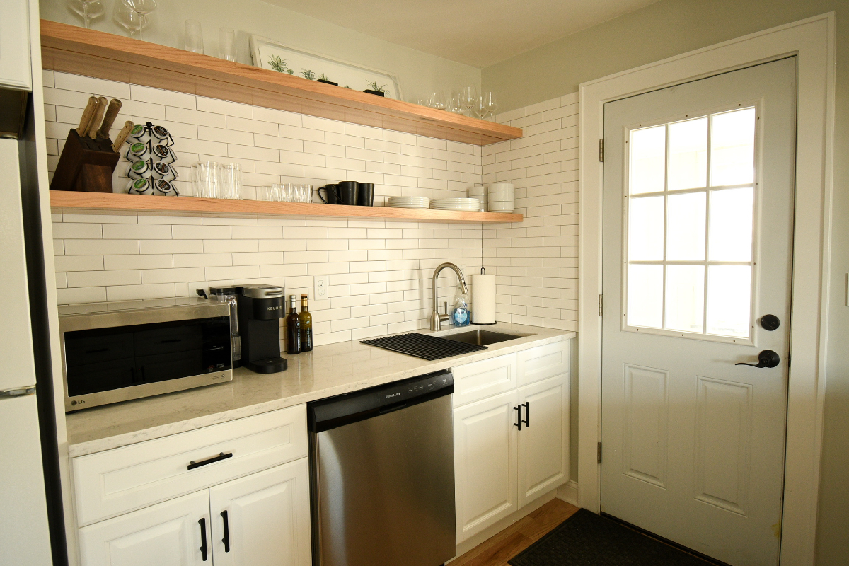 Stylish 1BR Apartment With Office, High-End Finishes, Laundry & Off-Street Parking - Photo 3