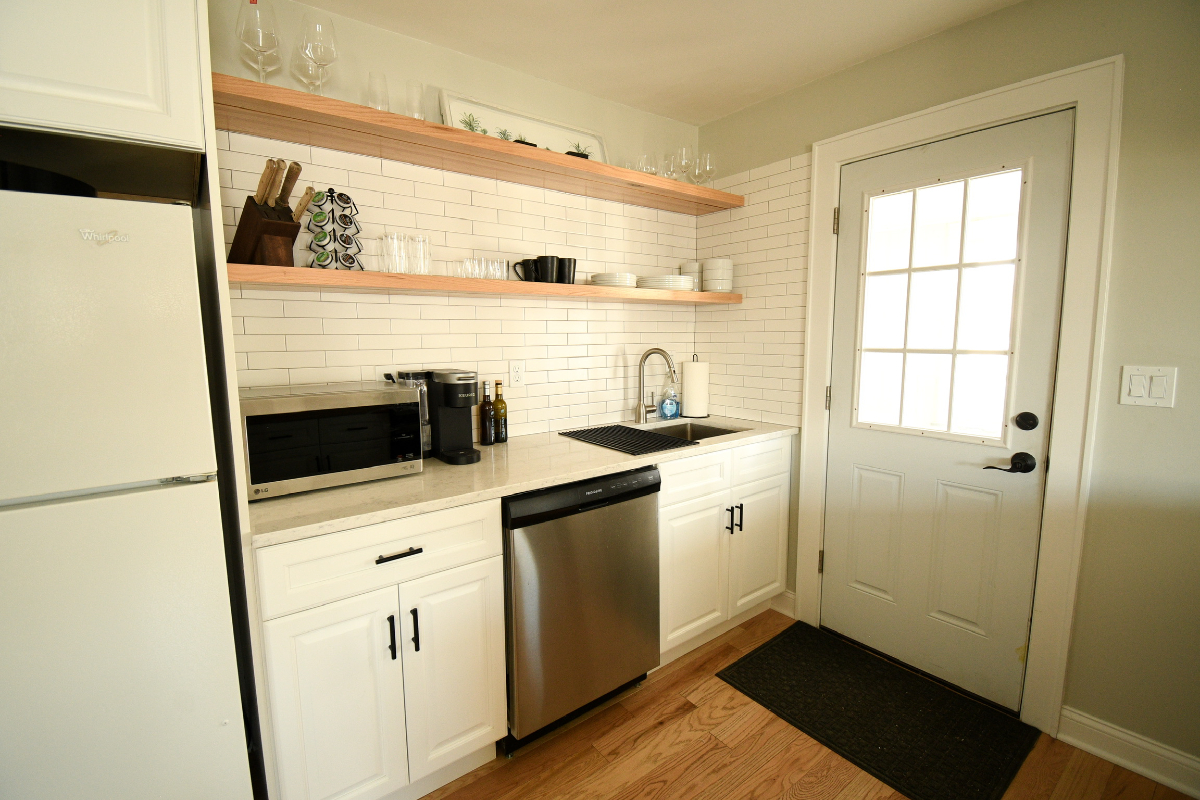 Stylish 1BR Apartment With Office, High-End Finishes, Laundry & Off-Street Parking - Photo 2