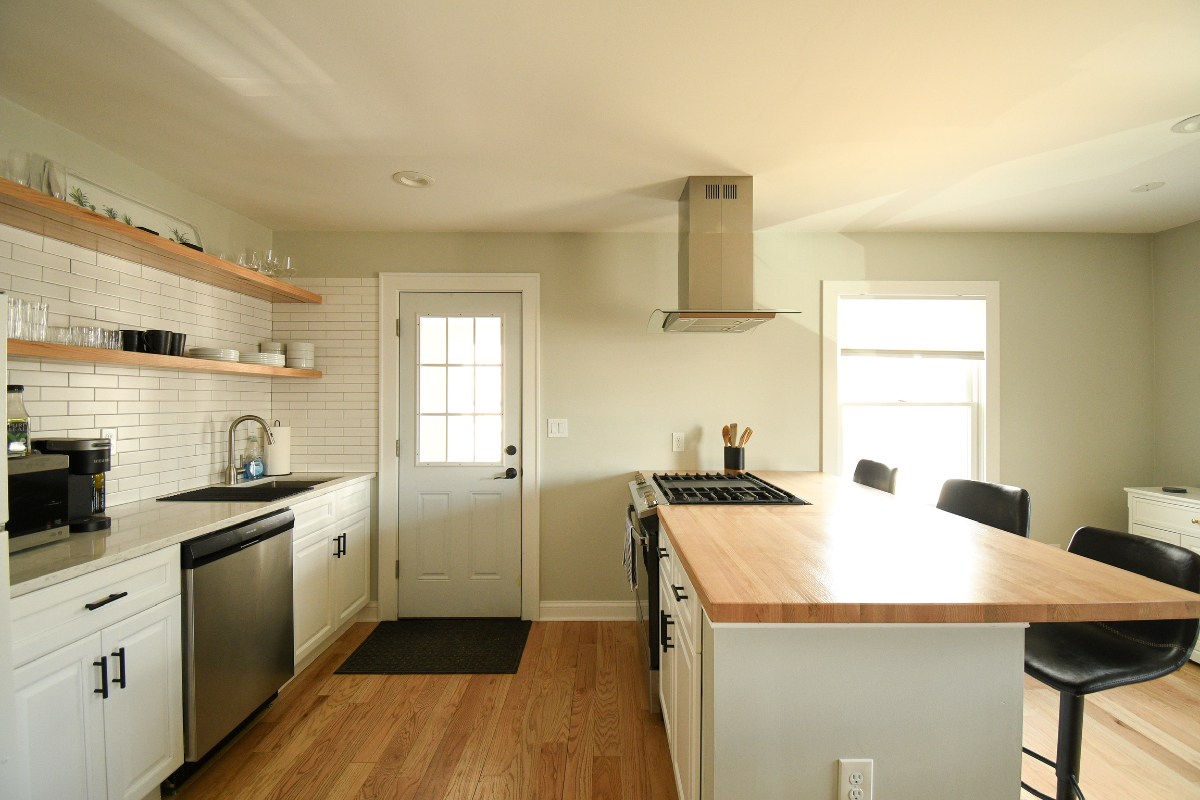 Stylish 1BR Apartment With Office, High-End Finishes, Laundry & Off-Street Parking - Photo 4