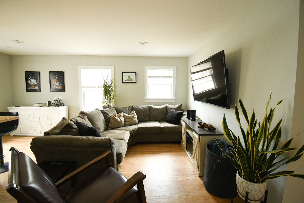 Stylish 1BR Apartment With Office, High-End Finishes, Laundry & Off-Street Parking - Photo 10