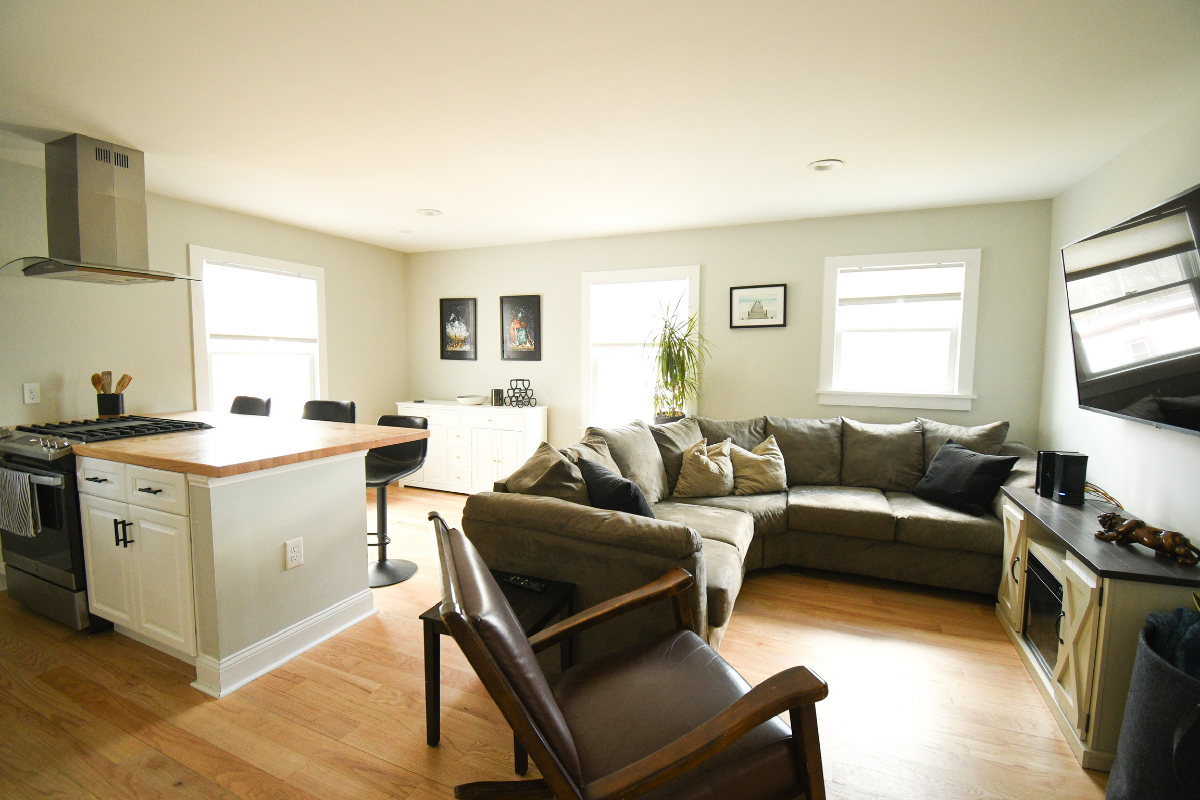 Stylish 1BR Apartment With Office, High-End Finishes, Laundry & Off-Street Parking - Photo 12