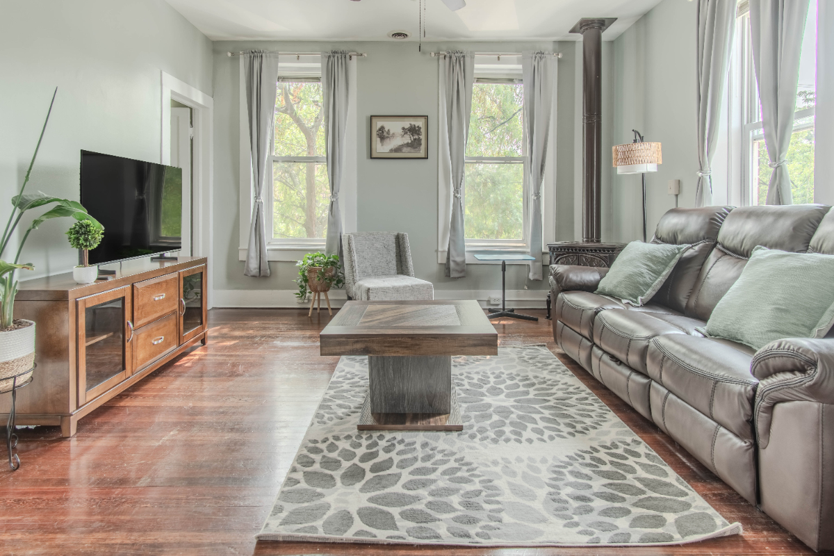Lakeside - Historic Downtown Apartment - Photo 2