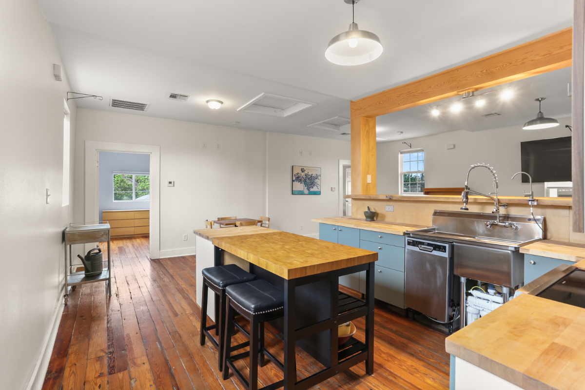 Furnished 2BR/2BA with Balcony Overlooking New Orleans - Photo 2