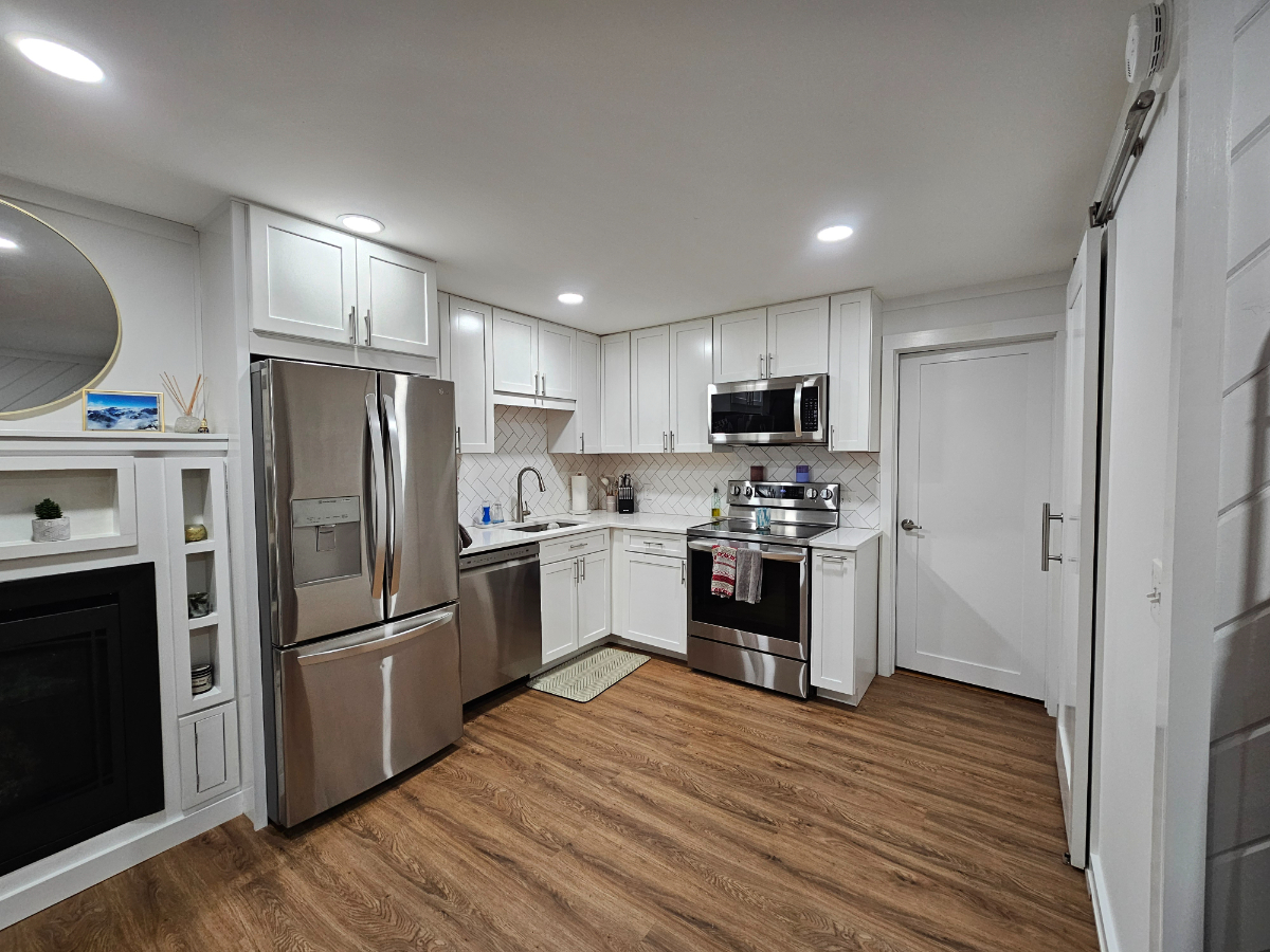 Fully Furnished Renovated 1 Bedroom - Photo 2