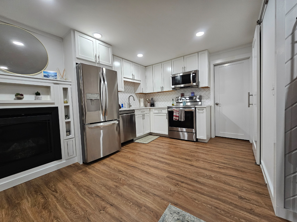 Fully Furnished Renovated 1 Bedroom - Photo 3