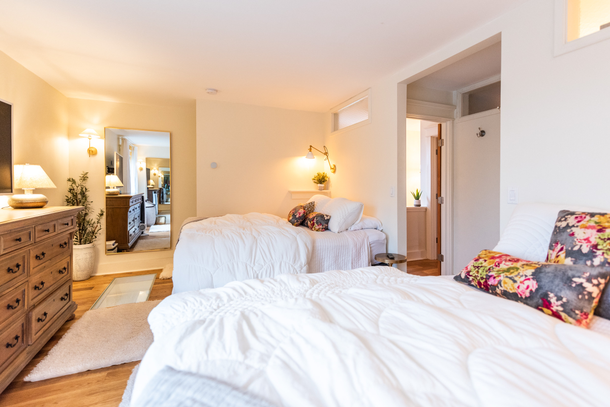 Luxury Three Bedroom Condo - Photo 7