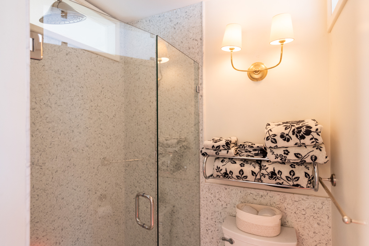 Luxury Three Bedroom Condo - Photo 10