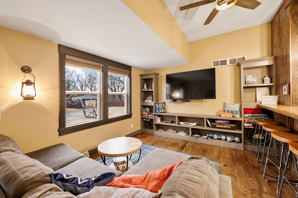 Quiet, Clean Cottage in Lakeside Community Close to Madison and Janesville - 6 Minutes to Edgerton H - Photo 3