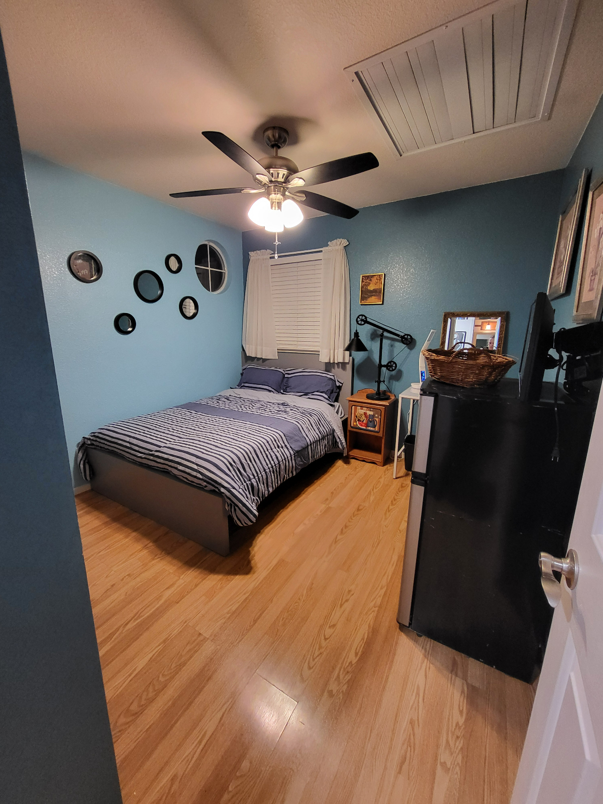 Cozy Upgraded Upstairs Room for Rent