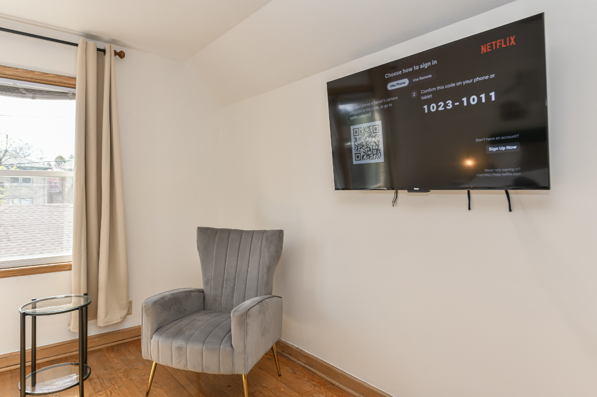 Central Spacious 1 Bedroom Apartment, King Bed , Pet-Friendly, Free Car Garage - Photo 3