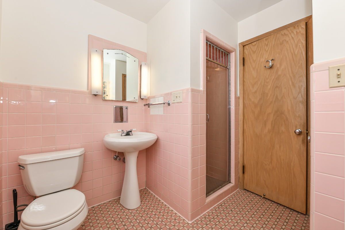 Central Spacious 1 Bedroom Apartment, King Bed , Pet-Friendly, Free Car Garage - Photo 11
