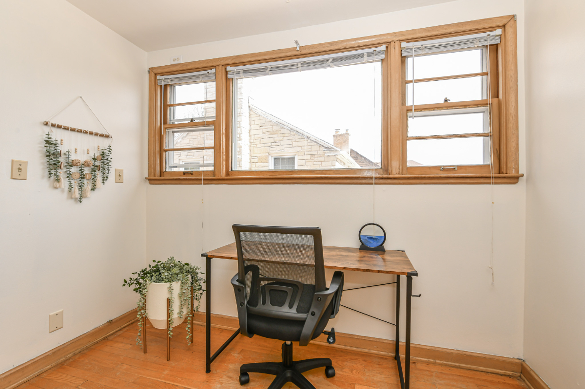 Central Spacious 1 Bedroom Apartment, King Bed , Pet-Friendly, Free Car Garage - Photo 4