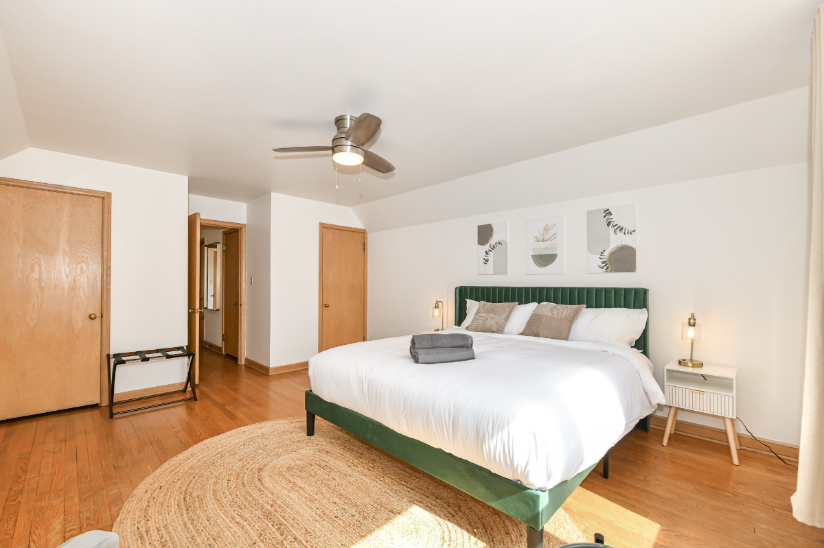 Central Spacious 1 Bedroom Apartment, King Bed , Pet-Friendly, Free Car Garage - Photo 2