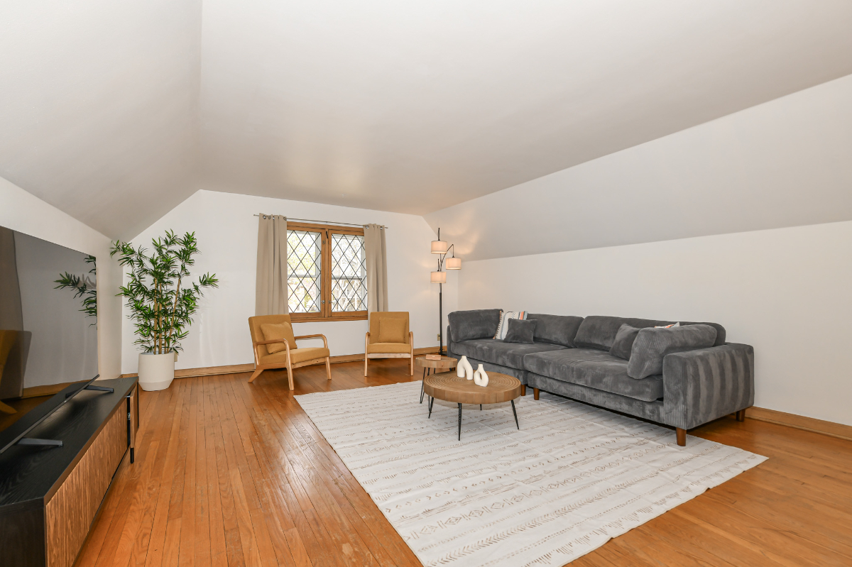 Central Spacious 1 Bedroom Apartment, King Bed , Pet-Friendly, Free Car Garage