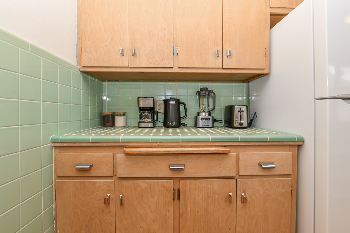 Central Spacious 1 Bedroom Apartment, King Bed , Pet-Friendly, Free Car Garage - Photo 8