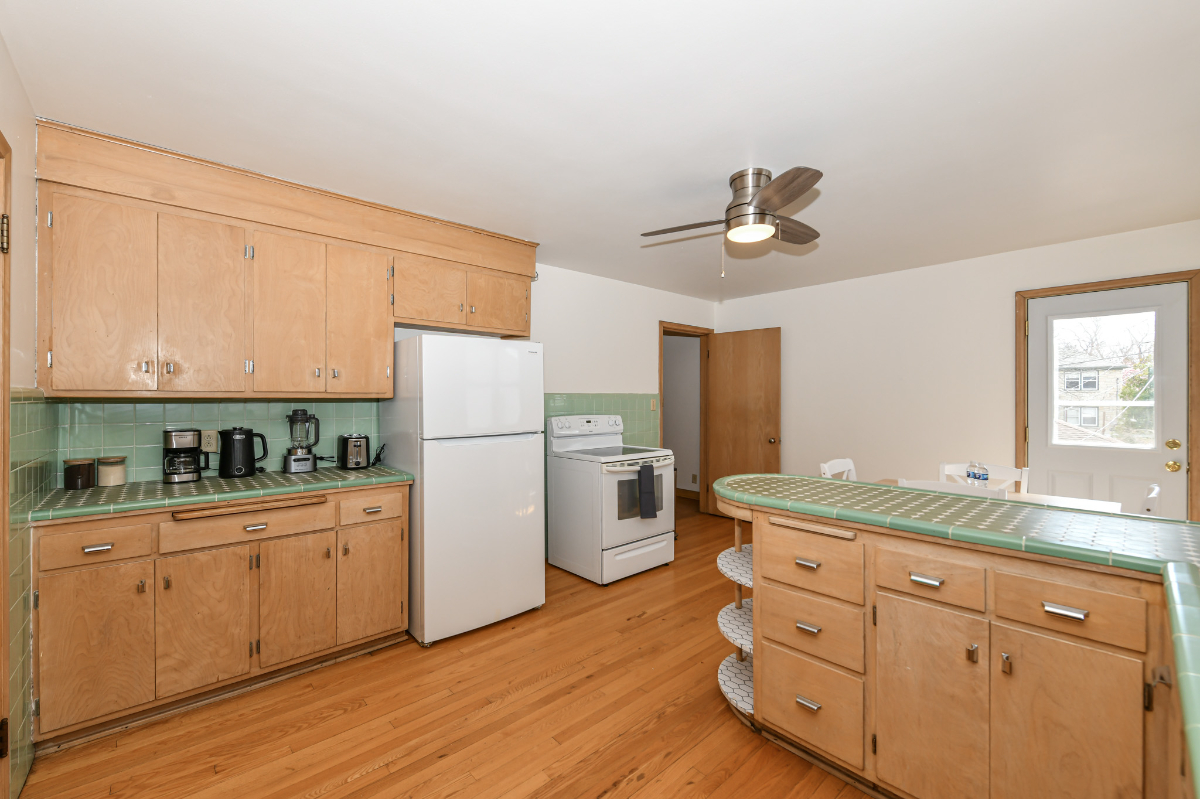 Central Spacious 1 Bedroom Apartment, King Bed , Pet-Friendly, Free Car Garage - Photo 5