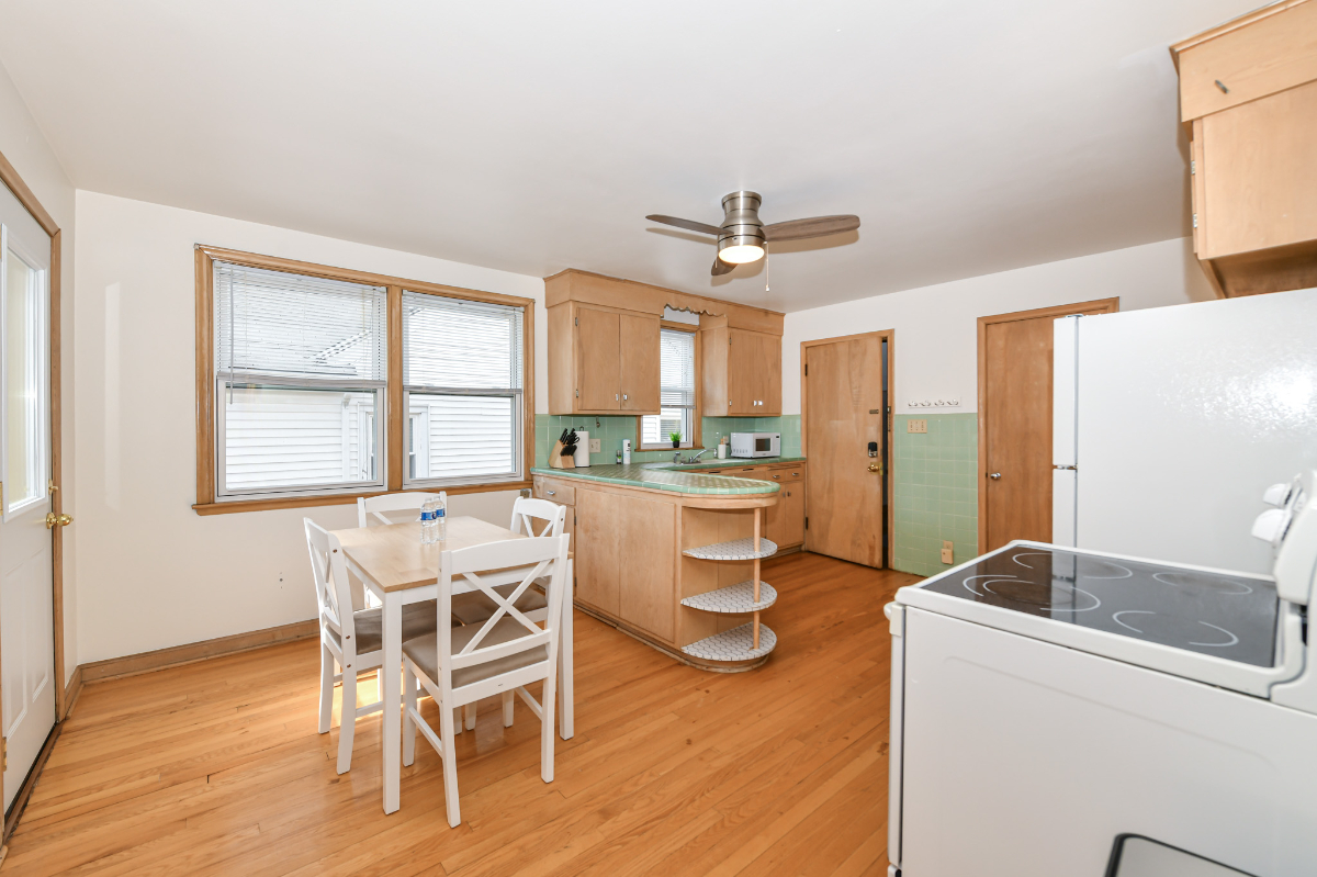 Central Spacious 1 Bedroom Apartment, King Bed , Pet-Friendly, Free Car Garage - Photo 7