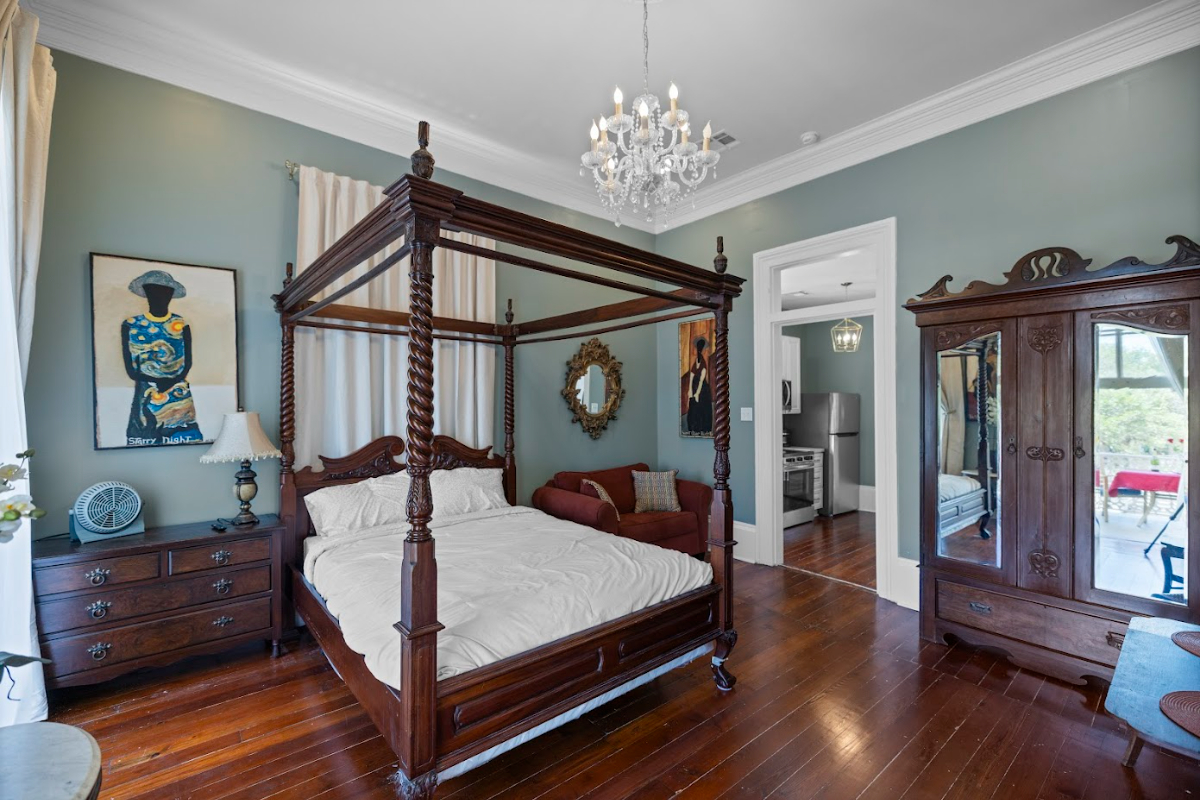 Juliet Suite - Quaint Balcony