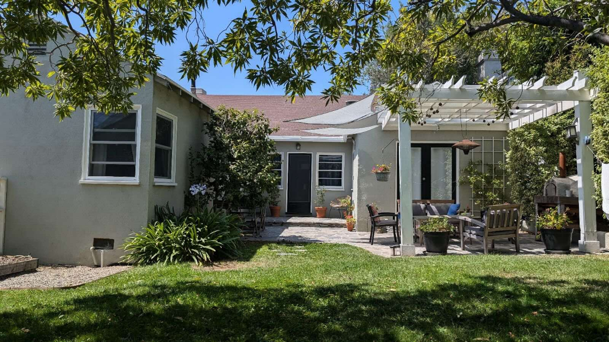 House near UCLA - Monthly rental for 2027 - Updated, Sunny 2-Bedroom plus Office with Grassy Yard - Photo 2