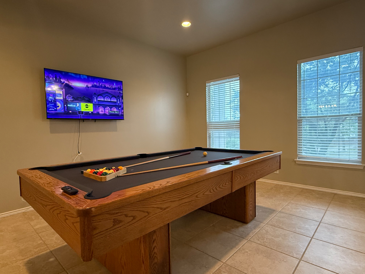 5 beds 3 bathroom Large patio pool table stone oak - Photo 5