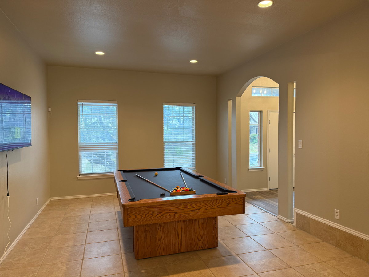 5 beds 3 bathroom Large patio pool table stone oak - Photo 8