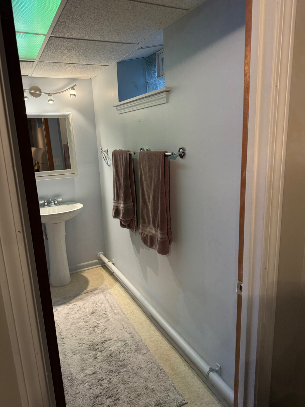 Private Walk-out Basement w/Kitchenette in a Safe Neighborhood. - Photo 2