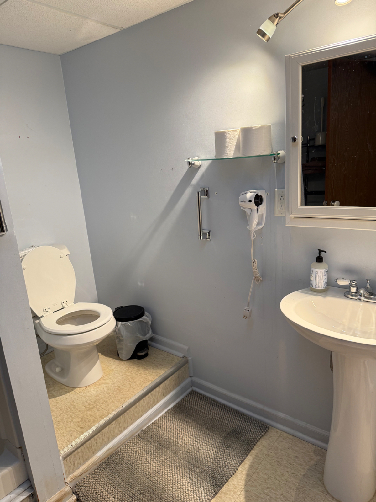 Private Walk-out Basement w/Kitchenette in a Safe Neighborhood. - Photo 4