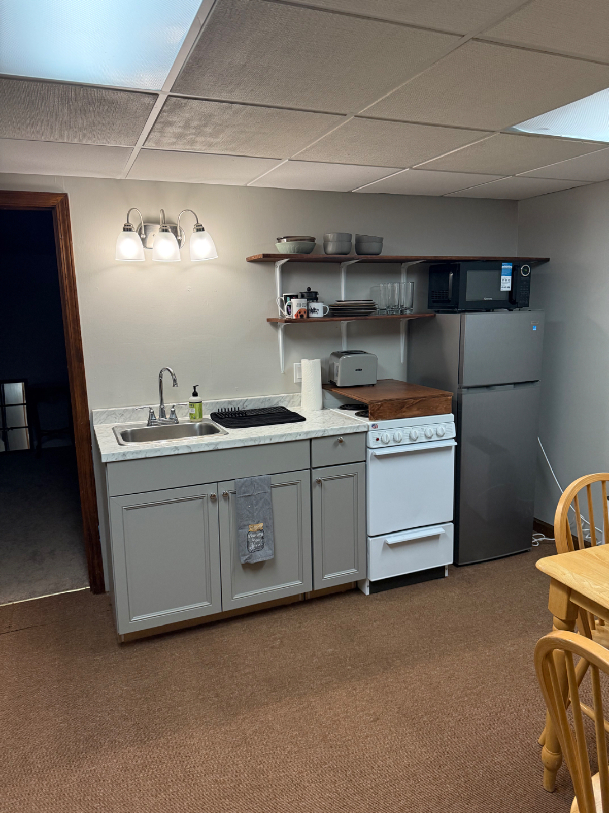 Private Walk-out Basement w/Kitchenette in a Safe Neighborhood. - Photo 5