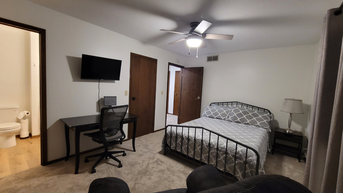 Quiet & Convenient Private Room - Queen & 3/4 bath