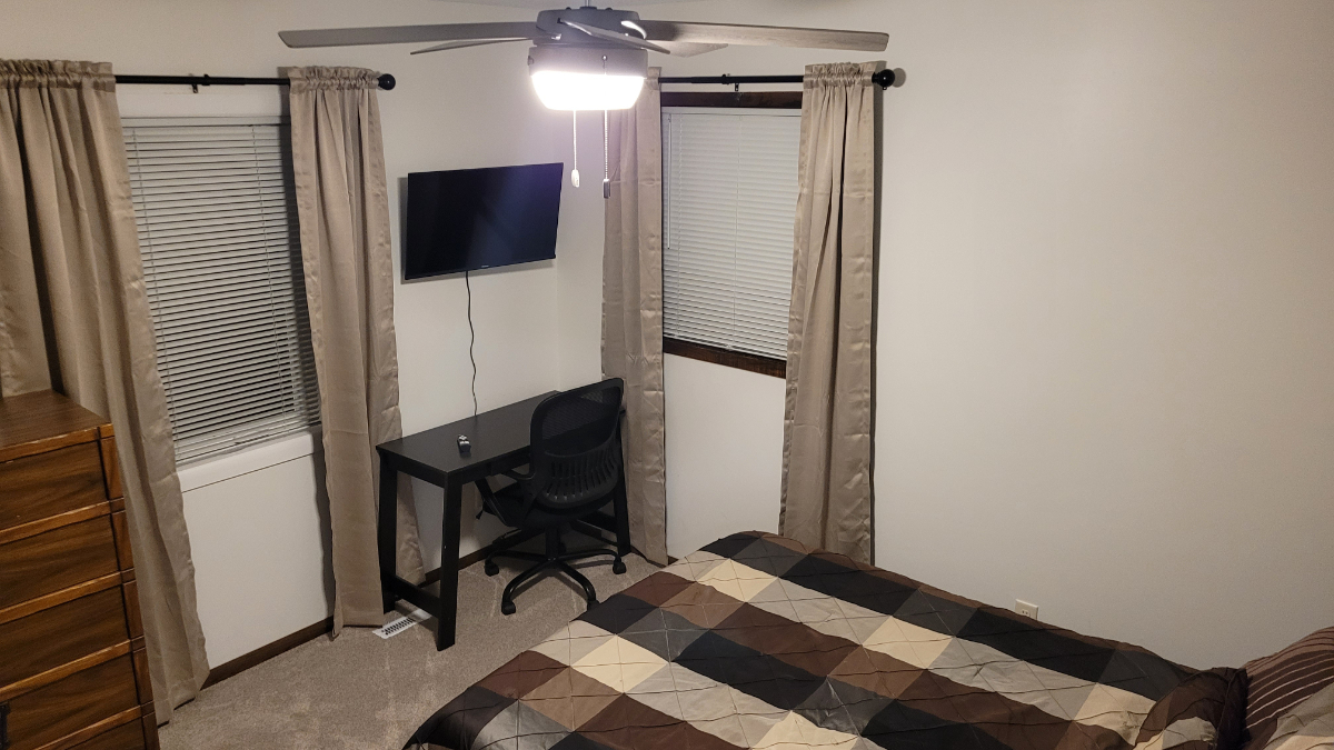 Quiet & Convenient Private Room - Queen Bed