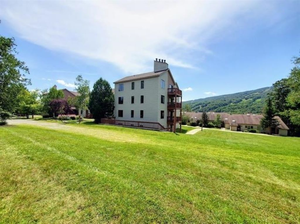 Cozy 2Bed/2Bath Condo West Dover Mountain Views with Pool-Hot Tubs-Sauna-Tennis & Basketball Courts - Photo 3