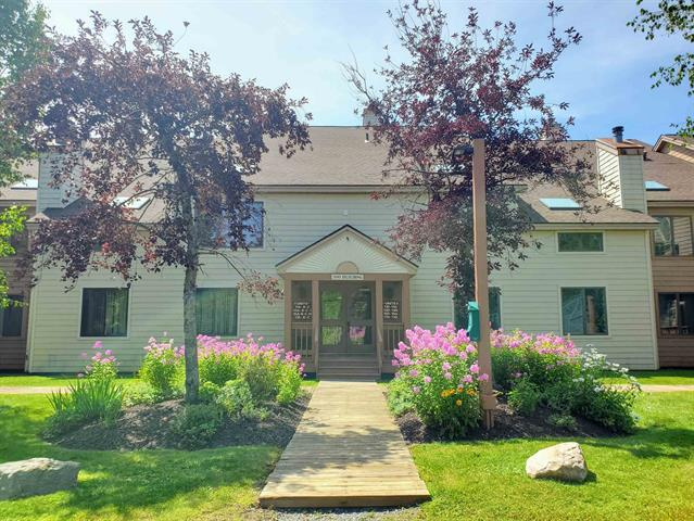Cozy 2Bed/2Bath Condo West Dover Mountain Views with Pool-Hot Tubs-Sauna-Tennis & Basketball Courts - Photo 4