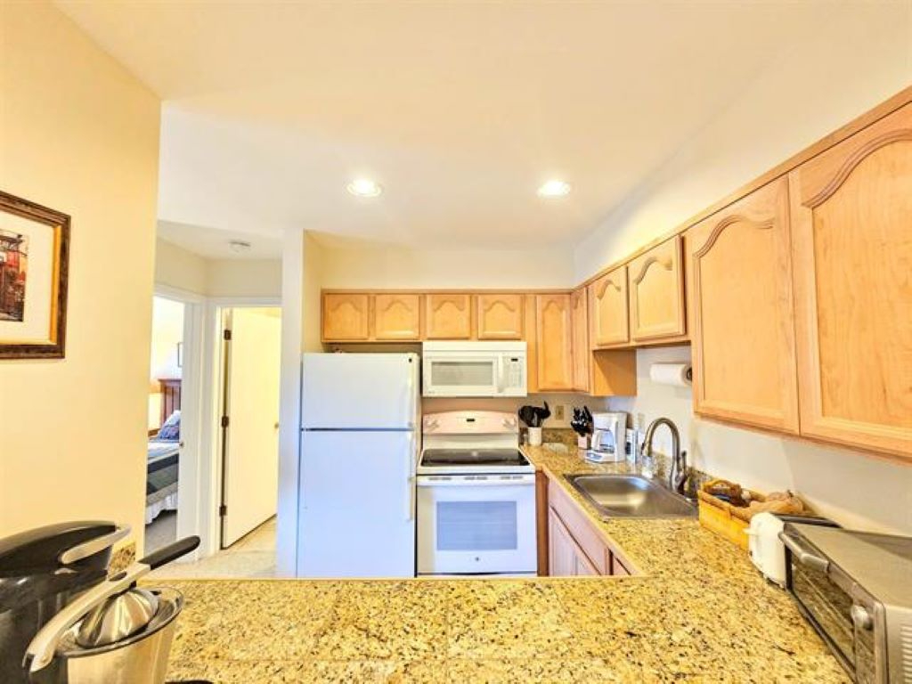 Cozy 2Bed/2Bath Condo West Dover Mountain Views with Pool-Hot Tubs-Sauna-Tennis & Basketball Courts - Photo 8