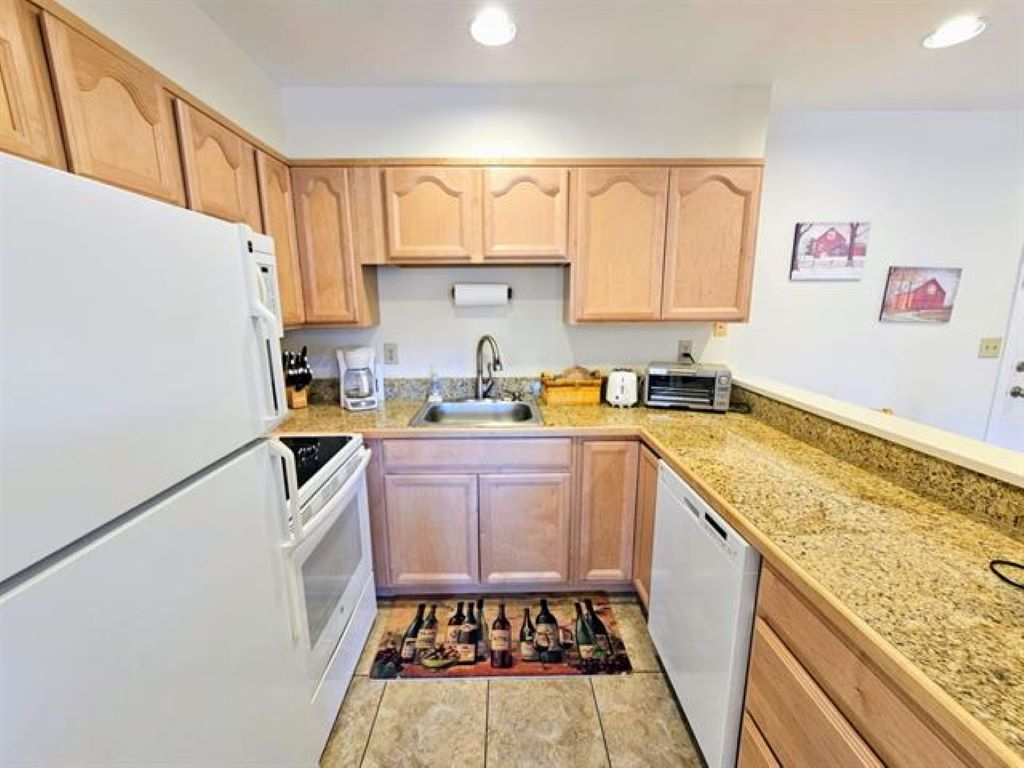 Cozy 2Bed/2Bath Condo West Dover Mountain Views with Pool-Hot Tubs-Sauna-Tennis & Basketball Courts - Photo 9
