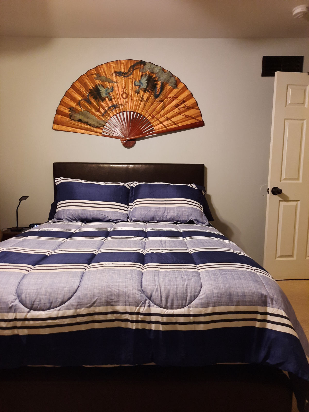 Modern Room with Smart TV & Walk in Closet. Shared Home Near SLU Hospital and Cardinal Glennon