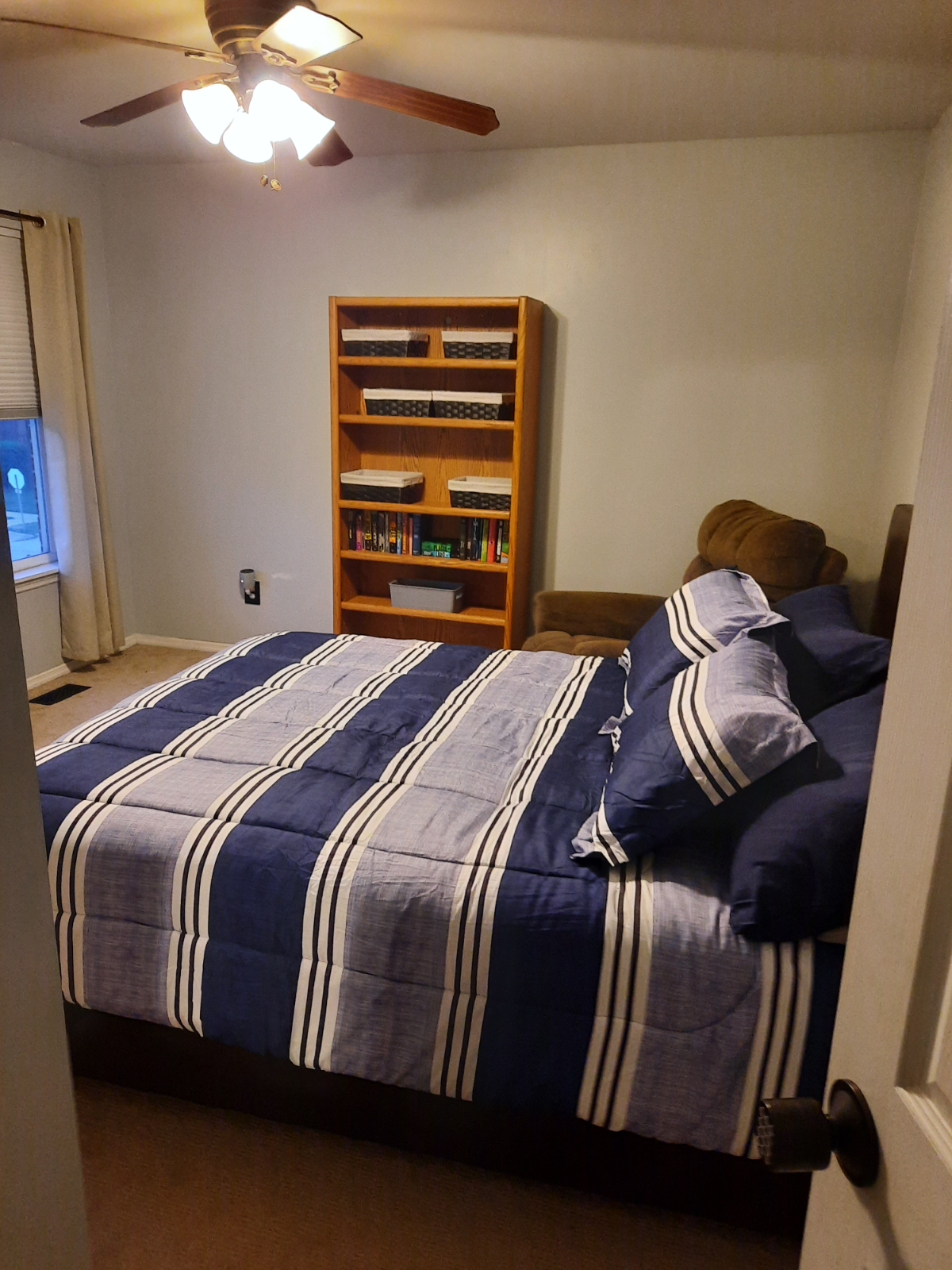 Modern Room with Smart TV & Walk in Closet. Shared Home Near SLU Hospital and Cardinal Glennon - Photo 3