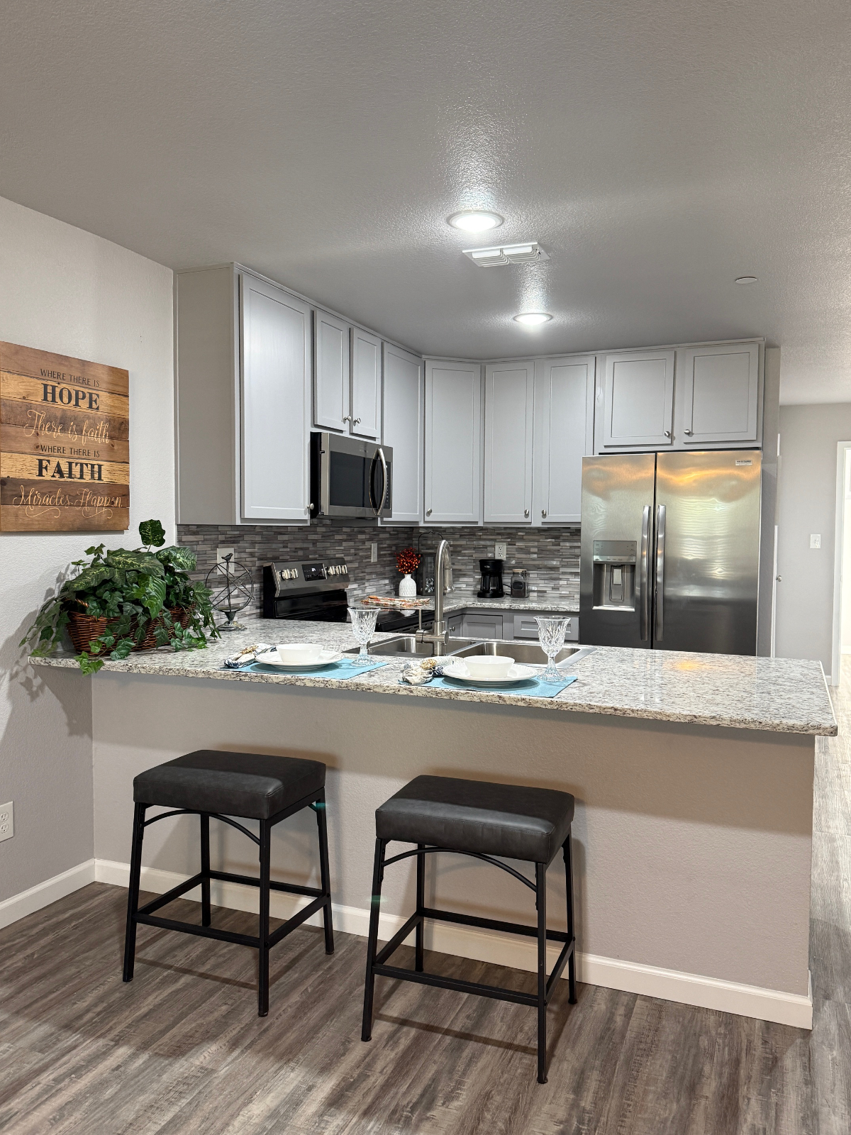 Beautiful New Apartment close to Hospital, College and Amenities - Photo 2