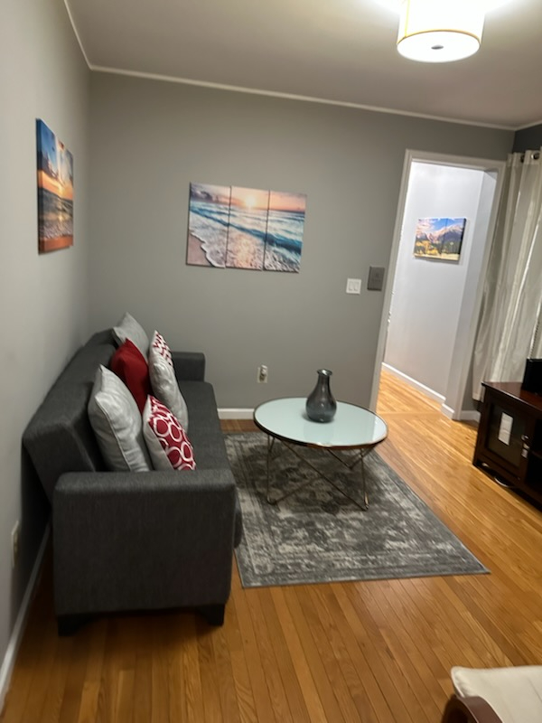Move-in-Ready 3BR Apartment - Centrally Located - Photo 2