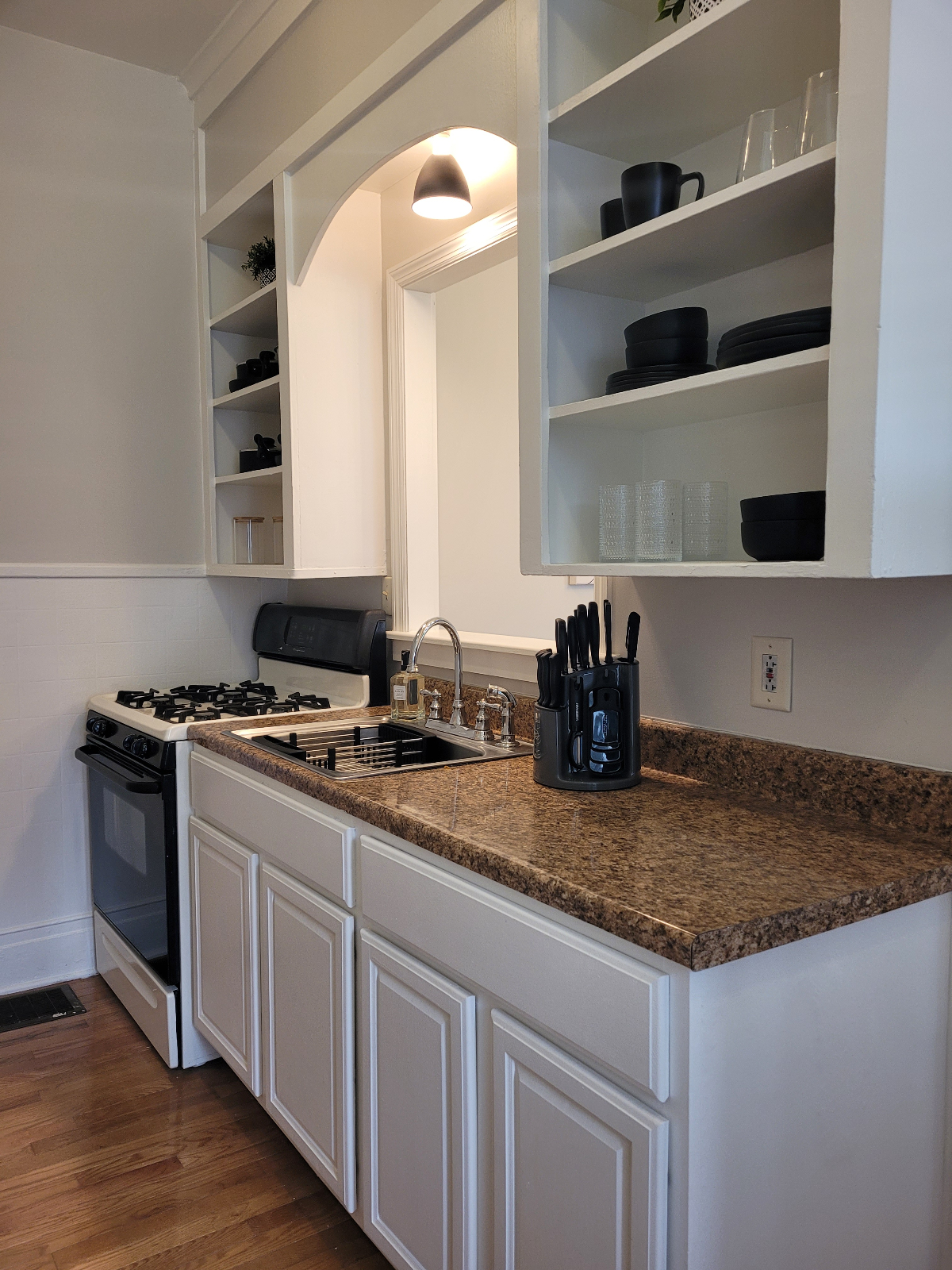 Modern, Clean & Comfy - Photo 6