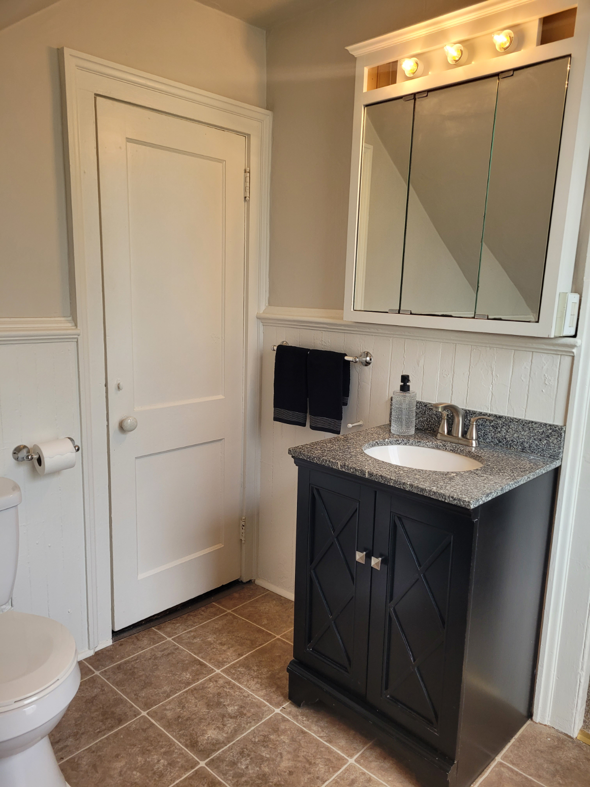 Modern, Clean & Comfy - Photo 12