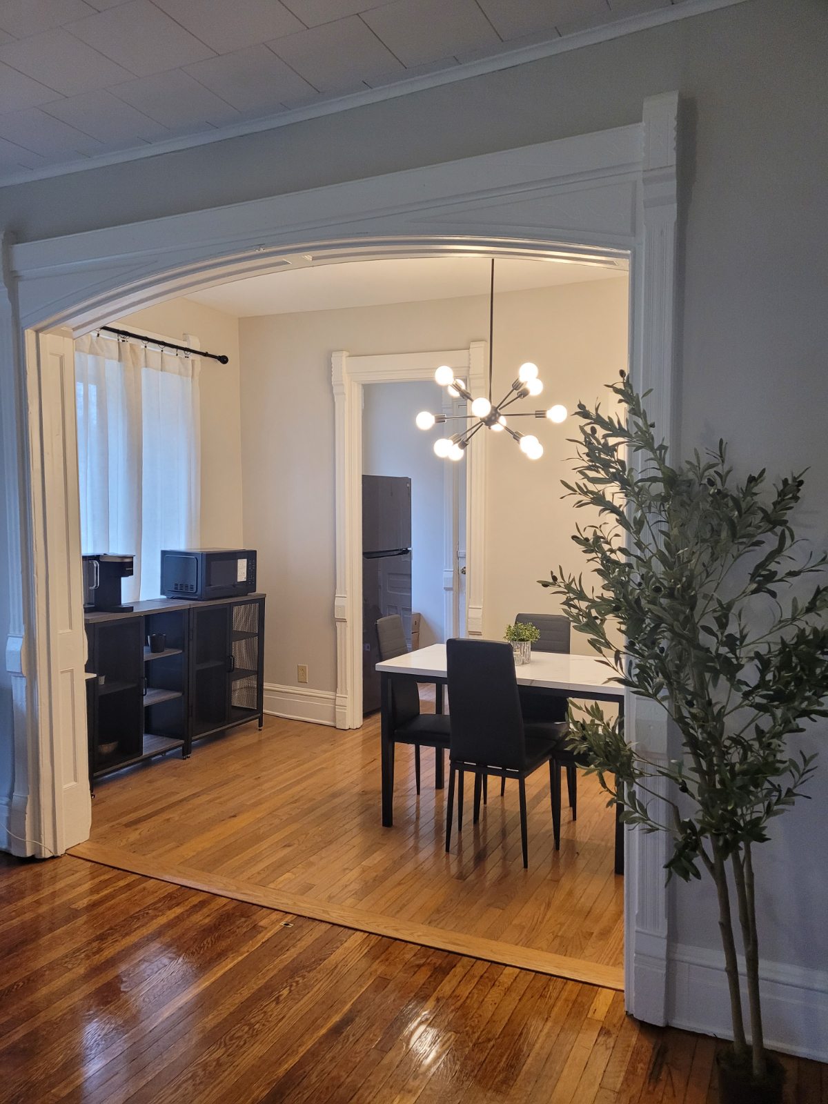 Modern, Clean & Comfy - Photo 2